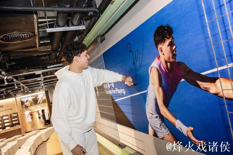 谢尔顿亮相上海派对 联结网球社群尽释运动热爱